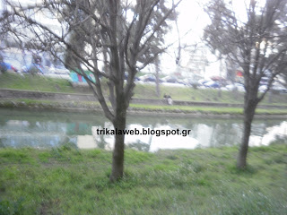 Οι νέοι στα Τρίκαλα πίνουν τον καφές τους στον Ληθαίο ποταμό - Φωτογραφία 3