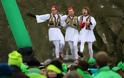Ευρωπαίοι «Τσολιάδες» χόρεψαν συρτάκι έξω από τη Σύνοδο Κορυφής