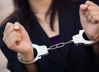 Σύλληψη γυναίκας μέσα στο Δημαρχείο Αγ. Παρασκευής - Φωτογραφία 1