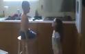 4χρονη εξαναγκάζει 5χρονο αγοράκι να την παντρευτεί! [video]