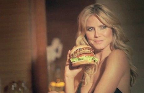 Η Heidi Klum αποπλανεί νεαρό άντρα με ένα τεράστιο ζουμερό burger - Φωτογραφία 5