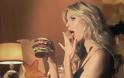 Η Heidi Klum αποπλανεί νεαρό άντρα με ένα τεράστιο ζουμερό burger - Φωτογραφία 4
