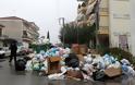 Μαζεύουν τα σκουπίδια στην Τρίπολη μετά από ένα μήνα