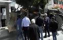 Χάος στην Κύπρο από το κούρεμα των καταθέσεων! Πολίτες περικυκλώνουν το Προεδρικό Μέγαρο - Μπουκάρουν με μπουλντόζες στις τράπεζες