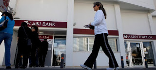 Εξοργισμένοι οι πολίτες στην Κύπρο: «Να πάνε φυλακή οι τραπεζίτες...» - Φωτογραφία 1