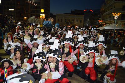 Πάτρα: Η νυχτερινή ποδαράτη παρέλαση του Πατρινού Καρναβαλιού 2013 - Φωτογραφία 4
