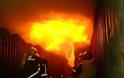 Στις φλόγες τυλίχτθηκε κοντέινερ στο Μαρκόπουλο - Με εγκαύματα δυο μετανάστες