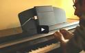 Τετραπληγικός παίζει στο πιάνο χωρίς δάχτυλα το «with or without you» των U2 [Video]