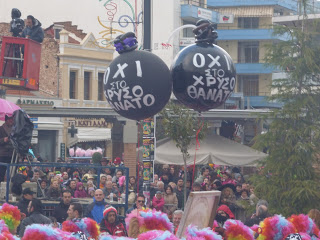 Διαμαρτυρίες κατά του Χρυσού στη Θράκη στο Καρναβάλι της Ξάνθης! - Φωτογραφία 2