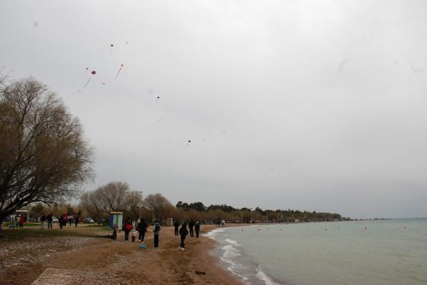 Πάτρα: Κοσμοσυρροή στην πλαζ για τα παραδοσιακά Κούλουμα – Δείτε φωτό - Φωτογραφία 2