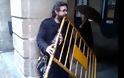 VIDEO: Ισπανός μουσικός παίζει μουσική με ένα ...κάγκελο!