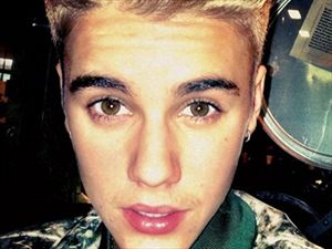 Ο Bieber ξύρισε το... ανύπαρκτο μουστάκι του - Φωτογραφία 1