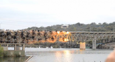 Μία εντυπωσιακή έκρηξη γέφυρας (Video) - Φωτογραφία 1