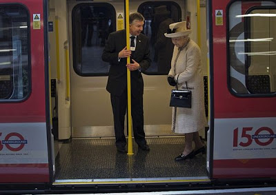 Στο μετρό με τη βασίλισσα Ελισάβετ - Φωτογραφία 2