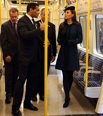 Στο μετρό με τη βασίλισσα Ελισάβετ - Φωτογραφία 4