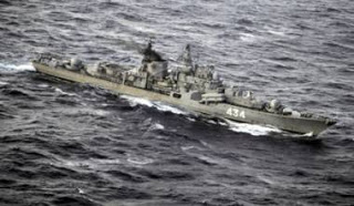 Ρωσικό σκάφος οδηγεί καραβάνι πλοίων μέσω του κόλπου του Άντεν - Φωτογραφία 1