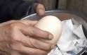 VIDEO: Δεν θα πιστεύετε τι είχε μέσα αυτό το αυγό!