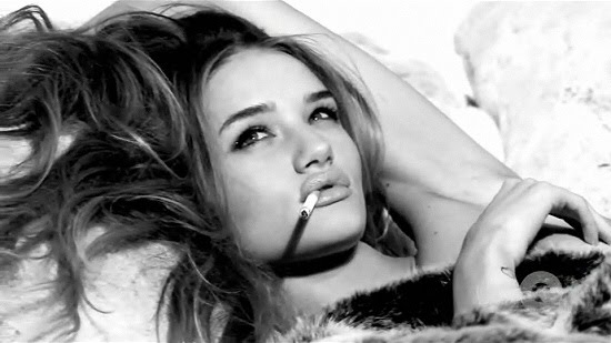 Πόζες της Rosie Huntington-Whiteley που αναστατώνουν - Φωτογραφία 3