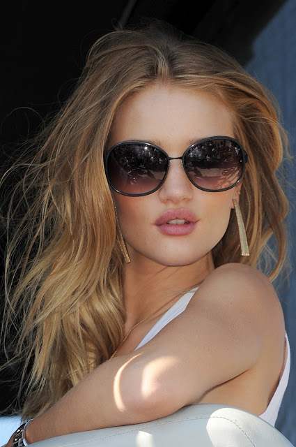 Πόζες της Rosie Huntington-Whiteley που αναστατώνουν - Φωτογραφία 8