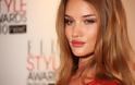 Πόζες της Rosie Huntington-Whiteley που αναστατώνουν - Φωτογραφία 4