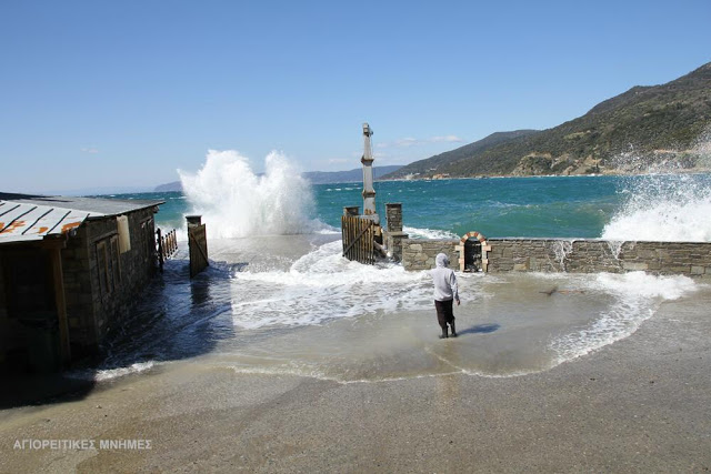 2868 - Στη Δάφνη τώρα. Η θάλασσα μπήκε στα καταστήματα! - Φωτογραφία 2