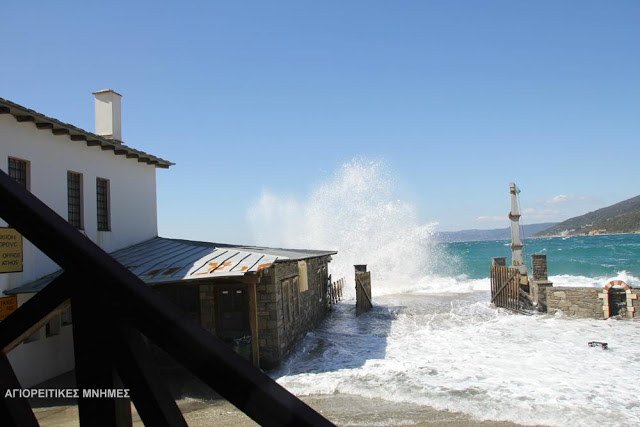 2868 - Στη Δάφνη τώρα. Η θάλασσα μπήκε στα καταστήματα! - Φωτογραφία 3