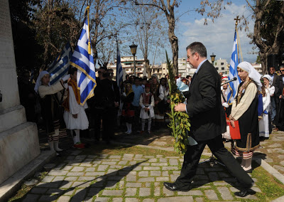 Πάτρα: Δείτε φωτo από την κατάθεση στεφάνων για την 25η Mαρτίου - Φωτογραφία 5