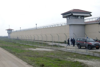 Nύχτα τρόμου στις φυλακές Τρικάλων -Στην ταράτσα οπλισμένοι κρατούμενοι - Eκτός ελέγχου η κατάσταση - Φωτογραφία 1