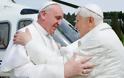 Ο (επαναστάτης) Πάπας συνάντησε τον… Επίτιμο