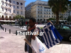 Αλλοδαποί πουλούν... ελληνικές σημαίες στο κέντρο της Θεσσαλονίκης - Φωτογραφία 1
