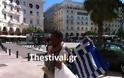 Αλλοδαποί πουλούν... ελληνικές σημαίες στο κέντρο της Θεσσαλονίκης