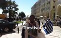 Αλλοδαποί πουλούν... ελληνικές σημαίες στο κέντρο της Θεσσαλονίκης - Φωτογραφία 2