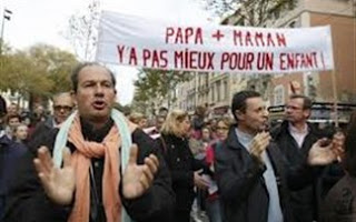 Μεγάλη διαδήλωση στο Παρίσι κατά των γάμων μεταξύ ομοφυλοφίλων - Φωτογραφία 1