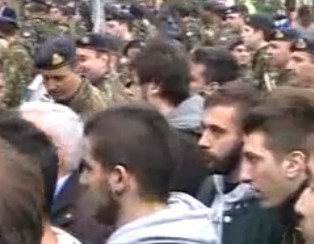 Άγρια σύγκρουση μελών του ΠΑΜΕ με δυνάμεις της αστυνομίας κατά την κατάθεση στεφάνων στην κεντρική πλατεία της Κοζάνης [video] - Φωτογραφία 1