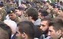 Άγρια σύγκρουση μελών του ΠΑΜΕ με δυνάμεις της αστυνομίας κατά την κατάθεση στεφάνων στην κεντρική πλατεία της Κοζάνης [video]