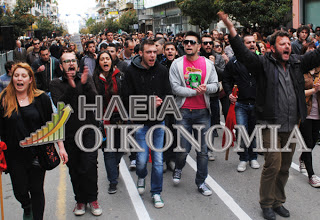 Πύργος: Οι σπουδαστές παρελαύνουν φωνάζοντας συνθήματα μετά την συμπλοκή τους με τους αστυνομικούς [video] - Φωτογραφία 1