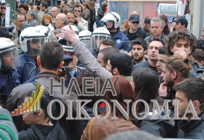 Πύργος: Οι σπουδαστές παρελαύνουν φωνάζοντας συνθήματα μετά την συμπλοκή τους με τους αστυνομικούς [video] - Φωτογραφία 4