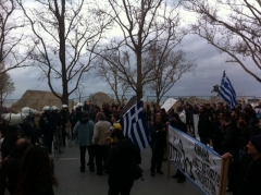 Διαδηλωτές πραγματοποιούν πορεία προς το Γερμανικό Προξενείο στη Θεσσαλονίκη [video] - Φωτογραφία 1