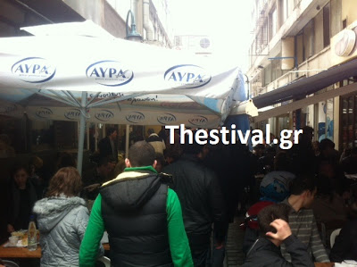 Χαμός στο κέντρο της Θεσσαλονίκης για τα... μπακαλιαράκια! - Φωτογραφία 3