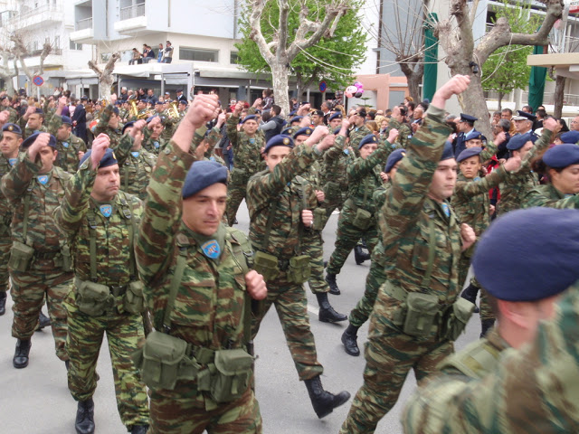 Φωτό και βίνεο από την παρέλαση των στρατιωτικών τμημάτων στην Κω - Φωτογραφία 12