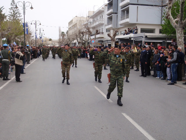 Φωτό και βίνεο από την παρέλαση των στρατιωτικών τμημάτων στην Κω - Φωτογραφία 17