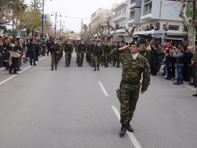 Φωτό και βίνεο από την παρέλαση των στρατιωτικών τμημάτων στην Κω - Φωτογραφία 21