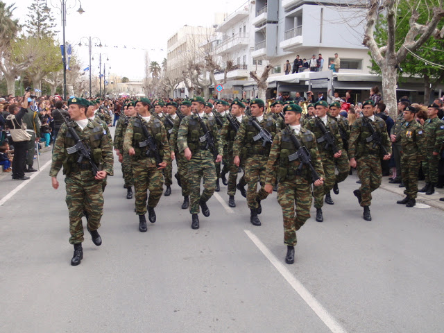 Φωτό και βίνεο από την παρέλαση των στρατιωτικών τμημάτων στην Κω - Φωτογραφία 5