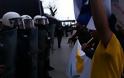 Πότε θα κάνει ξαστεριά τραγούδησαν διαδηλωτές στη Θεσσαλονίκη μπροστά στα ΜΑΤ [video]