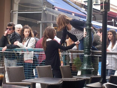 Πάτρα: Πηδούσαν τα κάγκελα για να πιούν τον καφέ τους στην Aγίου Νικολάου - Δείτε φωτο - Φωτογραφία 2