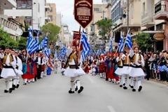 Πάτρα: O Παγκαλαβρυτινός Σύλλογος άνοιξε την παρέλαση - Δείτε φωτο