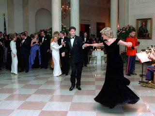 Συγκλονιστικές φωτογραφίες της πριγκίπισσας Νταϊάνα να χορεύει με τον Τραβόλτα - Φωτογραφία 1