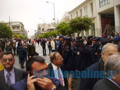 Επεισόδια και ξύλο στην μαθητική παρέλαση για την 25η Μαρτίου στην Καλλιθέα - Φωτογραφία 3