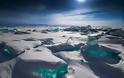 Θραύσματα τιρκουάζ πάγου στη μεγαλύτερη λίμνη στον κόσμο
