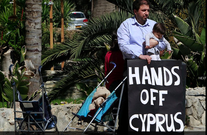 Times: Η φωτογραφία του Κύπριου πατέρα με το μωρό αγκαλιά που κάνει τον γύρο του κόσμου - Φωτογραφία 2